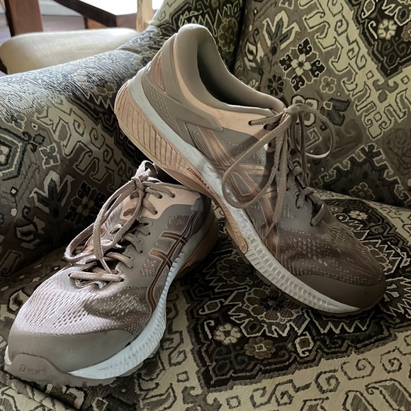 Men's gel kayano 28 ASICS / size 13/ gently used condition, rose color - Picture 3 of 5